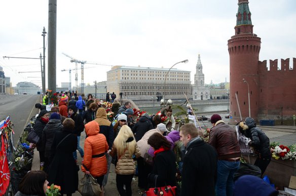 People are still coming to the Nemtsov bridge. Photo from Novaya gazeta.