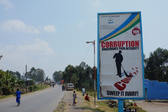 An anti-corruption billboard near the Rwanda-Uganda border crossing (Photo: Fred Inklaar via Flickr)