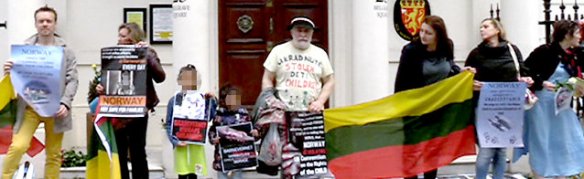Rundt 20 litauiske  demonstranter sto utenfor den norske ambassaden i London lørdag 30. mai. De protesterte mot norsk  barnevern. – Som  forsker har jeg spørsmål om et system som  tilsynelatende vilkårlig kan frata deg barna  dine, skriver forfatteren.   Foto: Espen Aas/  NRK