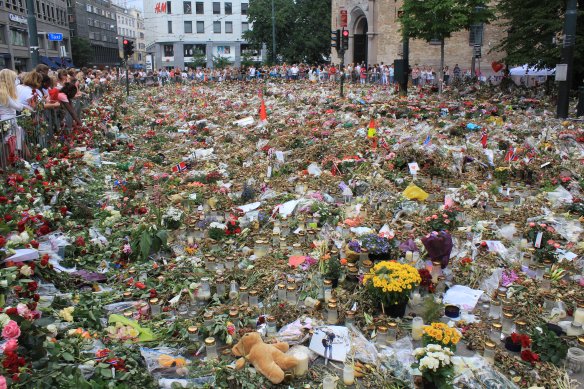 A_sea_of_flowers_to_remember_the_victims_of_the_terror_attack_in_Oslo,Norway. Photo: Øyvind, via Wikimedia Commons