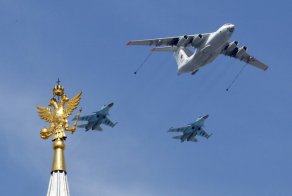 An-Il-78-Midas-air-force-tanker-and-Su-34-bombers-fly-in-formation-during-the-Victory-Day-parade-above-Red-Square-in-Moscow