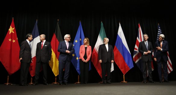 Iran nuclear deal: agreement in Vienna, July 2015. From left to right: Foreign ministers/secretaries of state Wang Yi (China), Laurent Fabius (France), Frank-Walter Steinmeier (Germany), Federica Mogherini (EU), Mohammad Javad Zarif (Iran), Philip Hammond (UK), John Kerry (USA). Foto: Dragan Tatic for Bundesministerium für Europa.