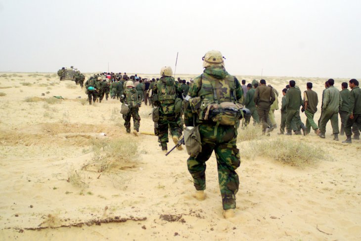 u-s-_marines_with_iraqi_pows_-_march_21_2003